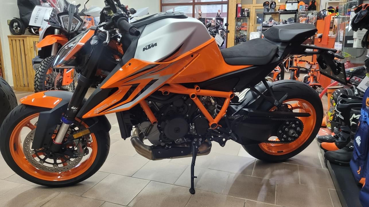 KTM1290 Super Duke R Evo v  TECH PACK